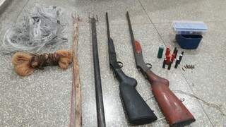 Junto com eles foram encontrados instrumentos de pesca proibidos, e armas para caça. (Foto: Divulgação PMA)