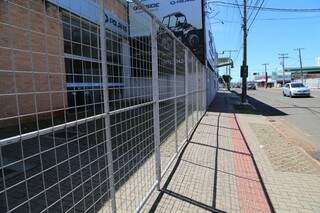 Comércio na avenida Ceará agora tem grades para proteger até fachadas.