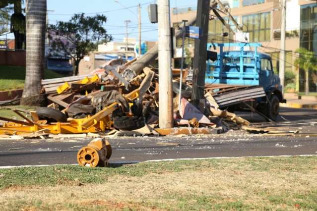 Caminh&atilde;o sem freio derruba poste de energia no Ch&aacute;cara Cachoeira 