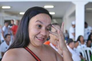 A vendedora Andreia Moreira, 39 anos, acompanha a apuração chorando. (Foto: Alcides Neto)