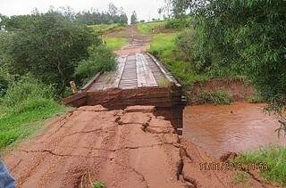 Pelo menos quatro pontes da cidade foram danificadas pelas chuvas. (Foto: Prefeitura)
