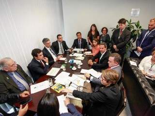 Prefeito Marquinhos Trad, no meio à direita, reunido com deputados e senadores de MS. (Foto: Divulgação/PMCG).