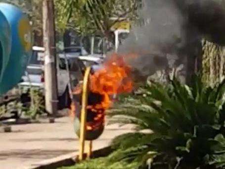 Trabalhador filma lixeira pegando fogo em pra&ccedil;a e reclama de vandalismo
