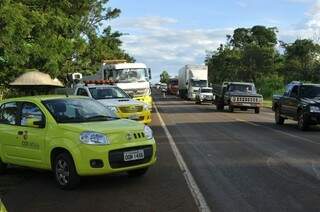 Interdição parcial causou congestionamento de veículos na rodovia (Foto: Alcides Neto)