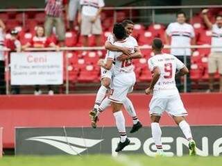 Douglas foi um dos destaques na partida com gol e vários desarmes (Foto: Eduardo Viana/Lancepress)