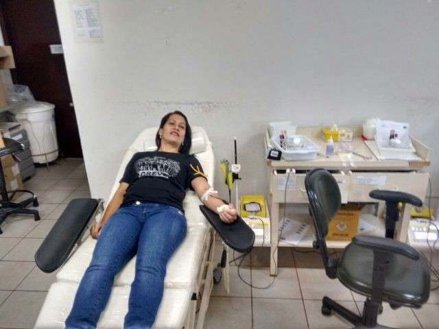 Em greve h&aacute; quase um m&ecirc;s, professores fazem mutir&atilde;o para doar sangue