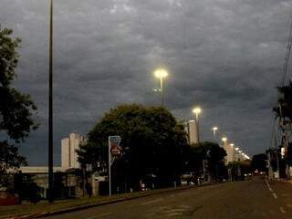 Dia amanhecendo com céu encoberto por nuvens na Afonso Pena, uma das principais avenidas de Campo Grande (Foto: Saul Schramm)