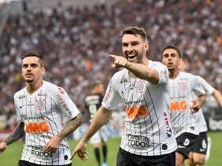 Boselli sorri e aponta na comemoração do primeiro gol do Corinthians (Foto: Divulgação)