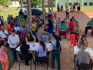 Moradores buscando os serviços na Carreta. (Foto: Divulgação/TJMS) 