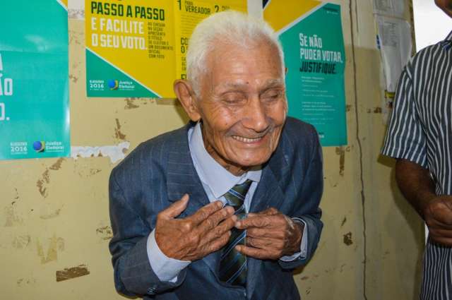 De terno e gravata, seu Ant&ocirc;nio se realiza votando aos 102 anos de vida