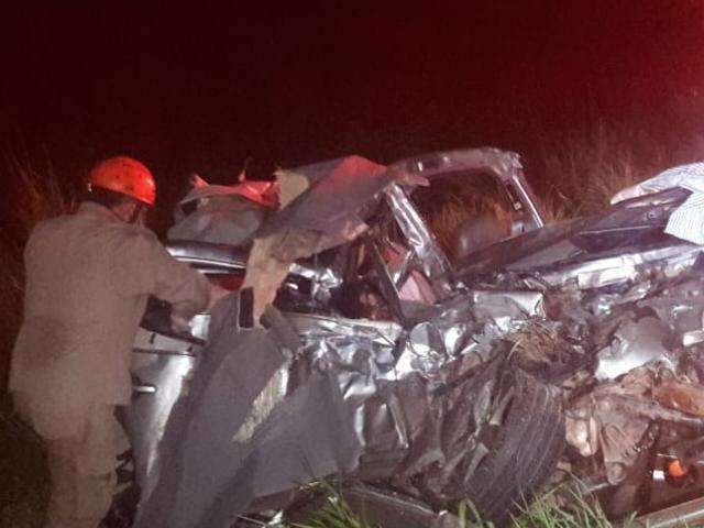 Acidente entre carro e caminh&atilde;o mata duas pessoas na BR-060 