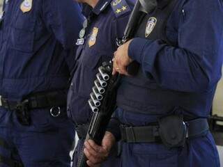 Guardas municipais durante solenidade que marcou a entrega de armamento para 97 profissionais na quarta-feira (1) (Foto: Marina Pacheco)
