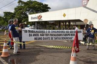 Trabalhadores protestam em frente a Enersul. (Foto: Simão Nogueira)