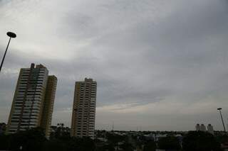 Tempo amanheceu nublado em Campo Grande (Foto: Gerson Walber)