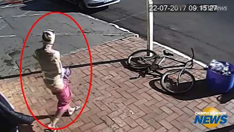Após furto, comerciante ‘empacota’ adolescente e coloca cartaz de ladrão