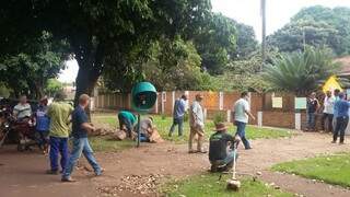 Trabalhadores que ocupam prédio do Incra em Dourados limparam quintal e dependências internas (Foto: Divulgação/MSTB) 