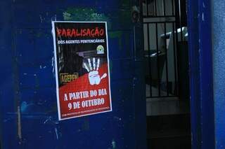 Cartaz colado em um dos portões do Presídio de Segurança Máxima da Capital sobre a greve dos agentes (Foto: Marina Pacheco)
