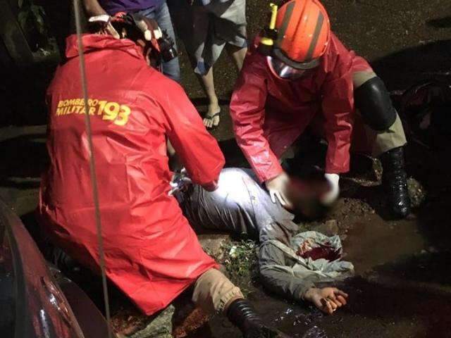 Jovem de 19 anos morre depois de colidir moto em dois carros em avenida 