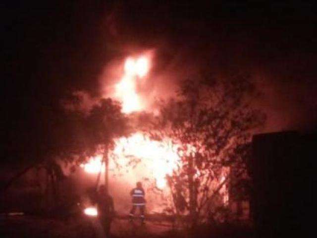 Combate vai at&eacute; madrugada, mas fogo destr&oacute;i borracharia e oficina 