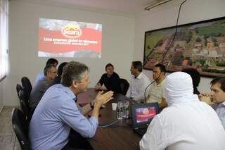 O secretário estadual de Desenvolvimento Econômico, Jaime Verruck, à esquerda, durante reunião com a diretoria da Seara em Dourados (Foto: Semagro/Divulgação)