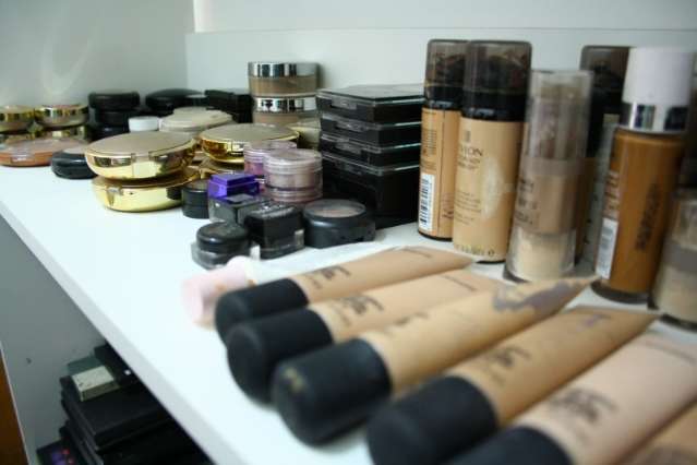 Ex-assistente de Duda Molinos, Mara Lenk transforma mulheres pela maquiagem  