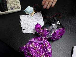 Em pacote de presente, ladr&atilde;o devolve c&acirc;mera e R$ 300 a conveni&ecirc;ncia 