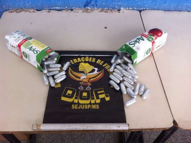 Boliviana &eacute; presa com c&aacute;psulas de coca&iacute;na escondidas em suco de caixinha