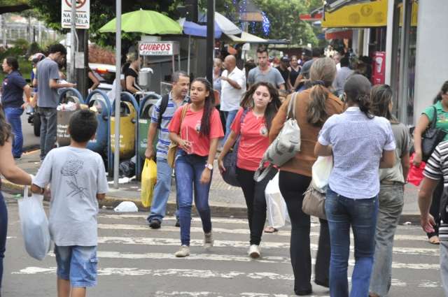 Governo antecipa 13&deg; sal&aacute;rio e 66 mil servidores receber&atilde;o abono amanh&atilde;