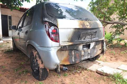 Polícia trata como vandalismos caso de carro incendiado no Tiradentes 
