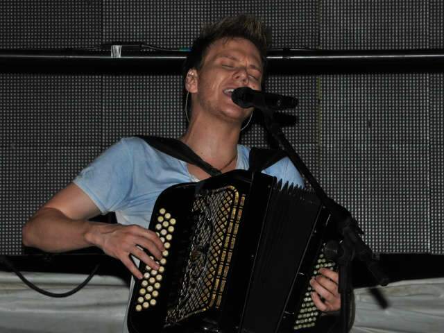  Show de Michel tem pane em gerador, mas agrada artista e p&uacute;blico