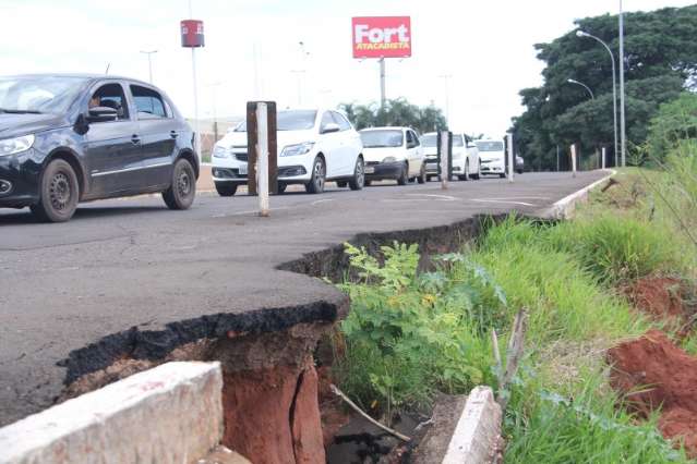 Revitaliza&ccedil;&atilde;o emperra, enquanto danos em estrutura de avenida s&oacute; aumentam