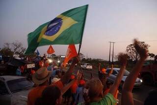 No bloqueio, a bandeira brasileira. (Foto e legenda de Gerson Walber)