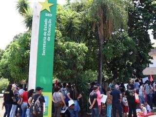 Fila de protesto em frente à SED no Parque dos Poderes (Foto: Henrique Kawaminami)