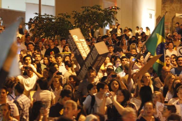 Protesto foi marcado por diversas  tipos de manifestação. (Foto:João Garrigó)