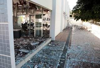 Agência do Banco do Brasil ficou destruída em Sonora (Foto: Direto das Ruas)