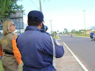Agentes durante fiscalização com radar móvel na avenida Ministro João Arinos (Foto: Marina Pacheco)