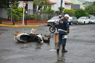 Motorista de veículo deixou local do acidente antes da chegada do resgate (Foto: Marcelo Calazans)