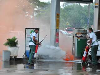 Funcionários contendo vazamento de gás (Foto: João Garrigó)