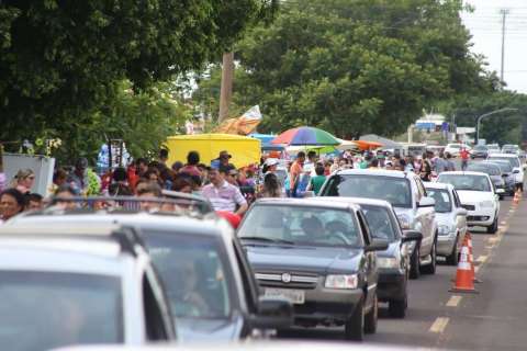Com expectativa de 100 mil visitantes, cemit&eacute;rios da Capital lotam