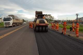Obras de recapeamento exigem atenção redobrada dos motoristas que trafegam pela BR-163. (Foto:Divulgação)