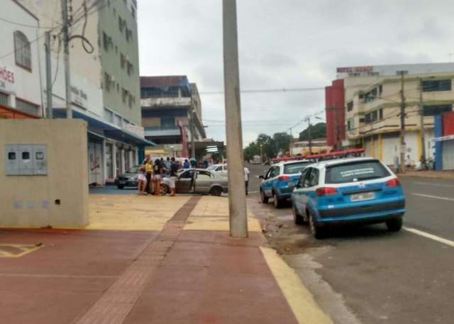 Carros s&atilde;o apedrejados em briga generalizada na antiga rodovi&aacute;ria