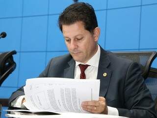 Deputado Renato Câmara, do MDB, lê documento durante sessão na Assembleia. (Foto: Victor Chileno/ALMS).