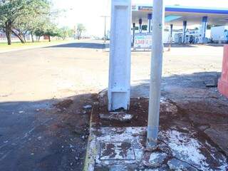 Resquícios do acidente na Avenida Costa e Silva, em Campo Grande, na manhã deste domingo. (Foto: Marina Pacheco).