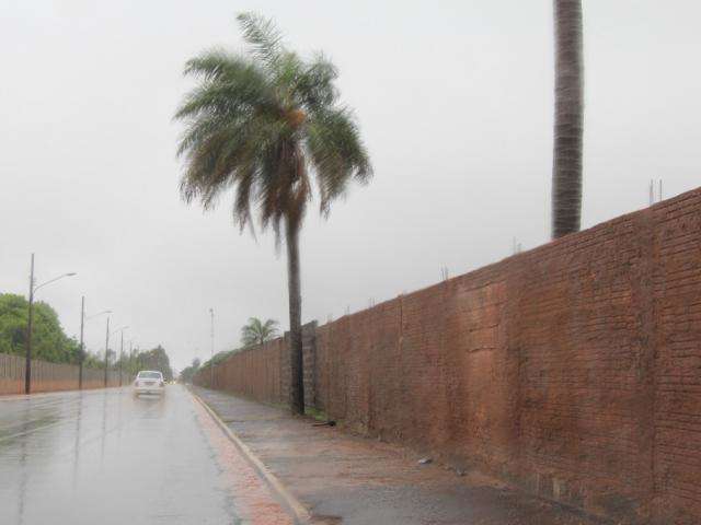 Trabalhos come&ccedil;am, mas chuva atrapalha limpeza de cemit&eacute;rios para o feriado