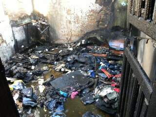 Cigarro provoca incêndio, destroi parte da residência e deixa vítima ferida. (Foto: Caarapó News/Silvinho Gomes) 