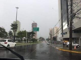Chuva na Afonso Pena na tarde desta terça-feira (Foto: Guilherme Henri)