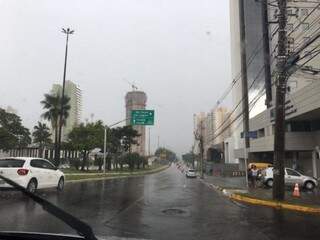 Chuva na Afonso Pena na tarde desta terça-feira (Foto: Guilherme Henri)