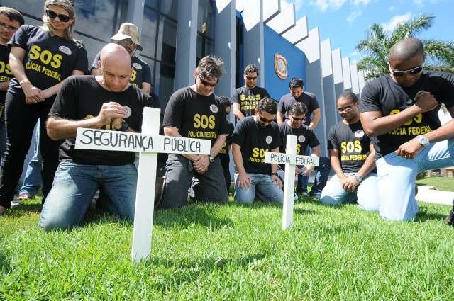 Policiais federais fazem novo protesto e rezam pela &ldquo;morte&rdquo; da categoria