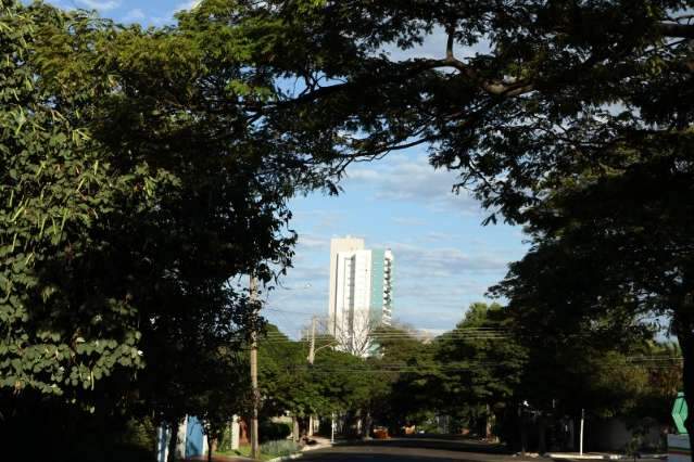 Com temperatura j&aacute; em queda, domingo amanhece com 21&ordm;C e m&iacute;nima pode ser de 15&ordm;C