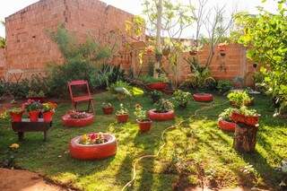 Reaproveitando materiais que seriam descartados, Roseli fez esse belo jardim. (foto: Paulo Francis)
